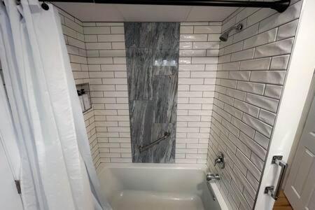 Cozy Private Apt Near Downtown เบอร์ลิงตัน ภายนอก รูปภาพ